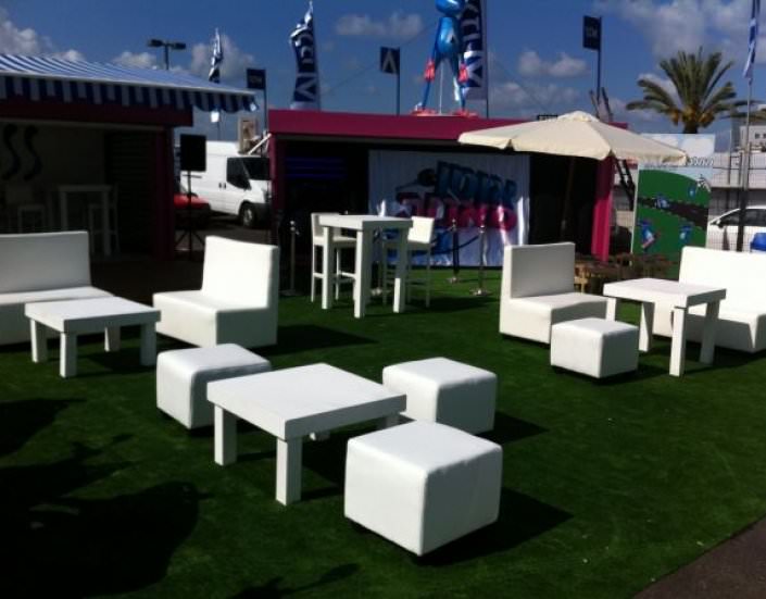 הדומים וספות סקאי לבן