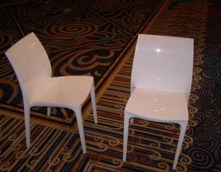 כיסא לבן מהודר