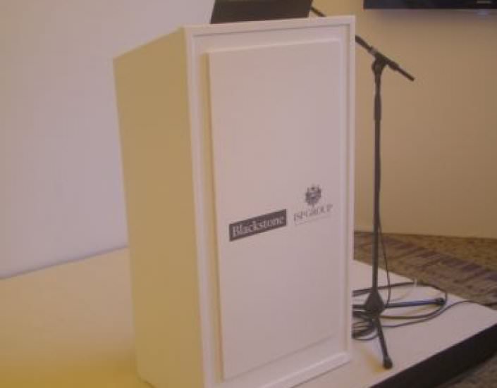 דוכן נואם לבן הניתן למיתוג