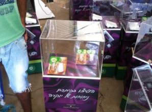 פודסט ממותג עם קוביית פרספקס