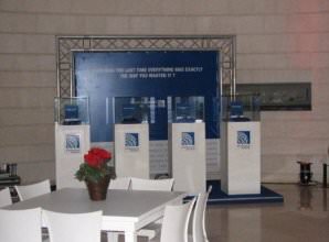 פודיום בשילוב קוביית זכוכית