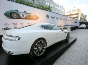 במות בשילוב טראס לתצוגת רכבים