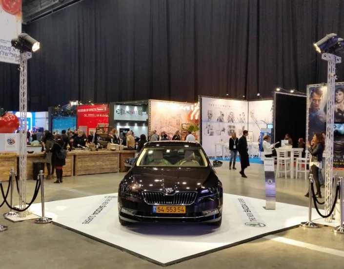 תצוגת רכבים - רצפה צפה