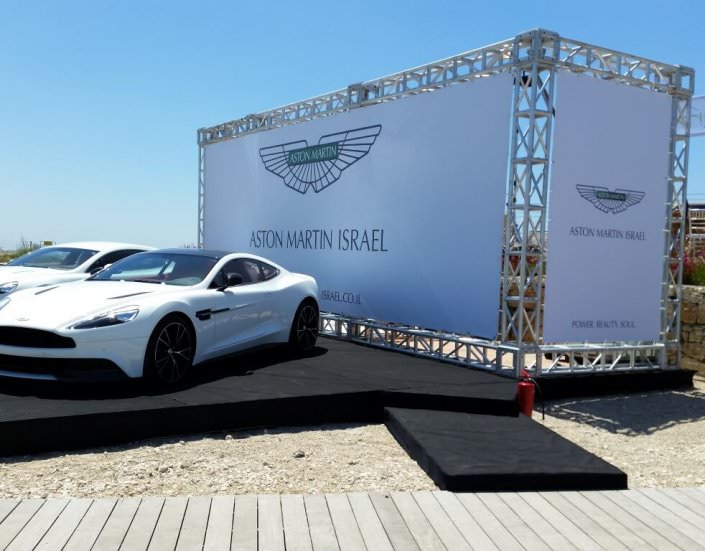 במות חיצוניות תצוגה לרכבים