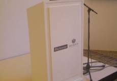 דוכן נואם לבן הניתן למיתוג